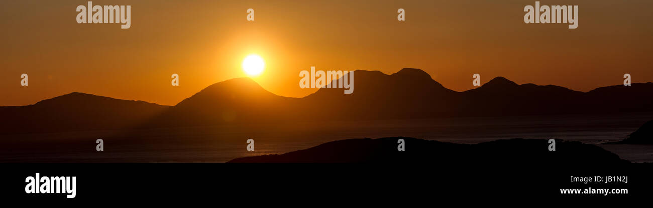 Panorama Blick auf Sonnenuntergang über Paps of Jura von Kintyre gesehen Stockfoto