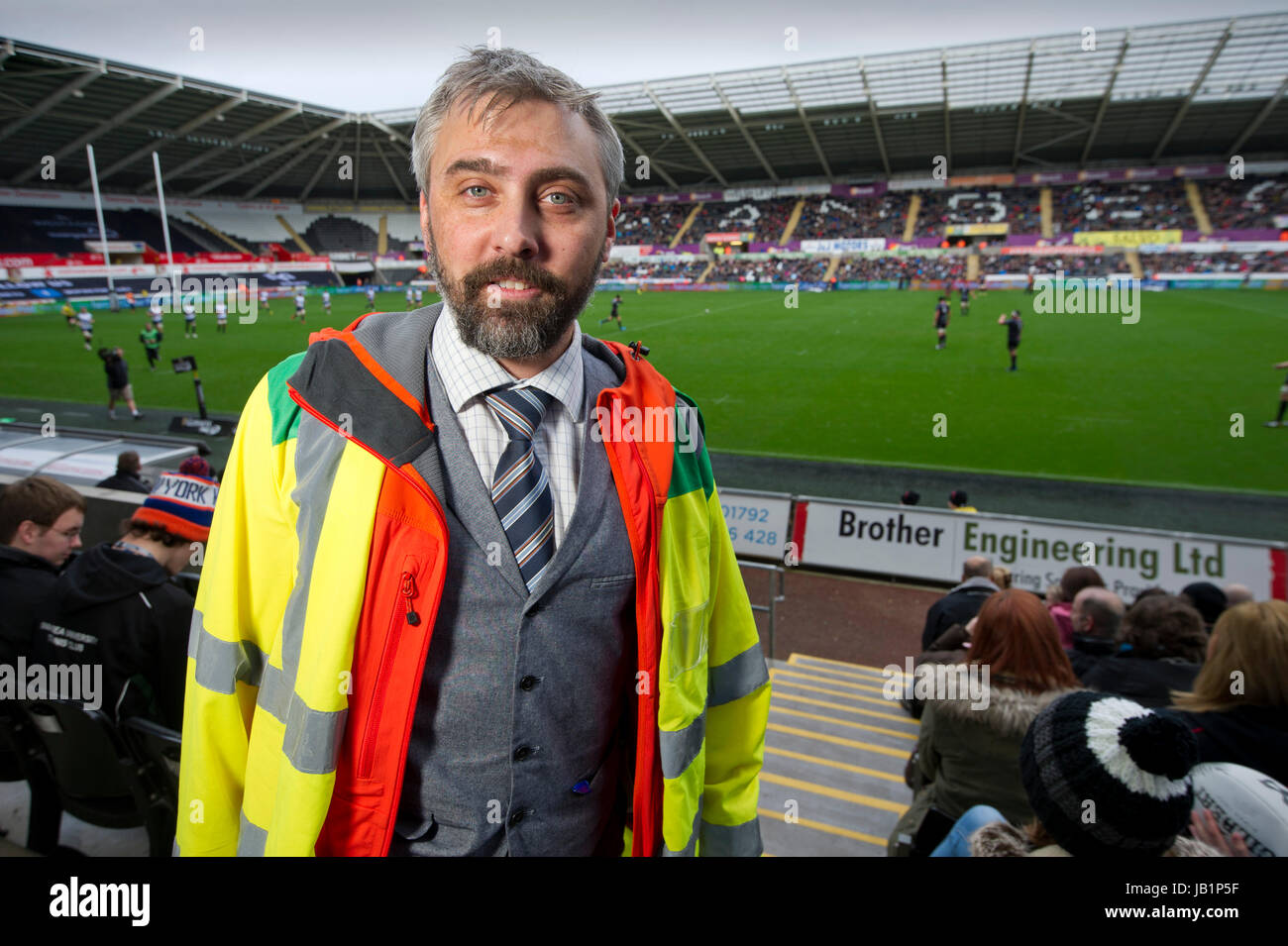 Dr. Russell Clark, ein Arzt für Allgemeinmedizin, arbeitet als Pflicht Arzt in Rugby Treffer auf der Liberty Stadium, Swansea, Wales. Stockfoto