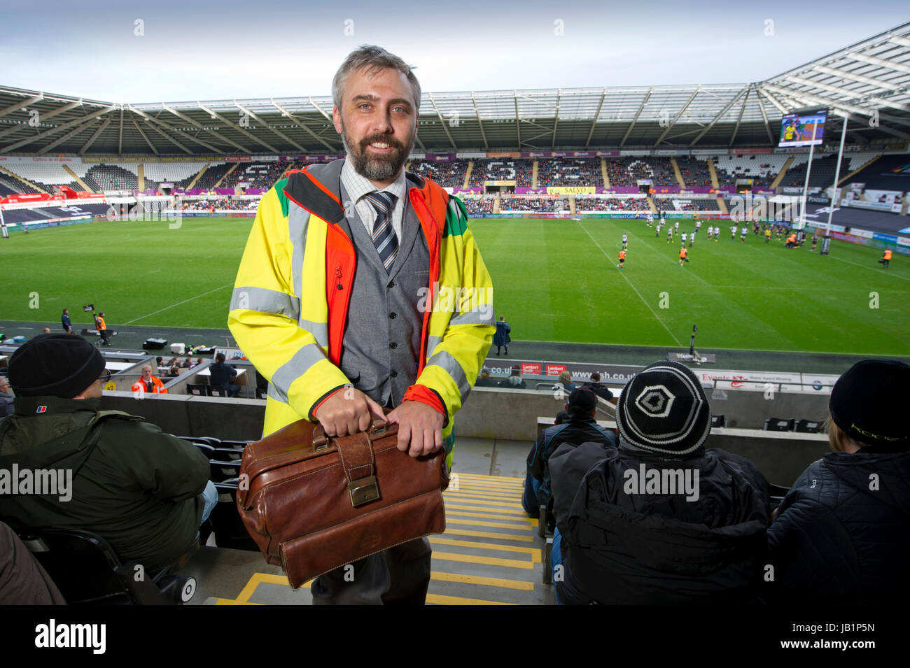 Dr. Russell Clark, ein Arzt für Allgemeinmedizin, arbeitet als Pflicht Arzt in Rugby Treffer auf der Liberty Stadium, Swansea, Wales. Stockfoto
