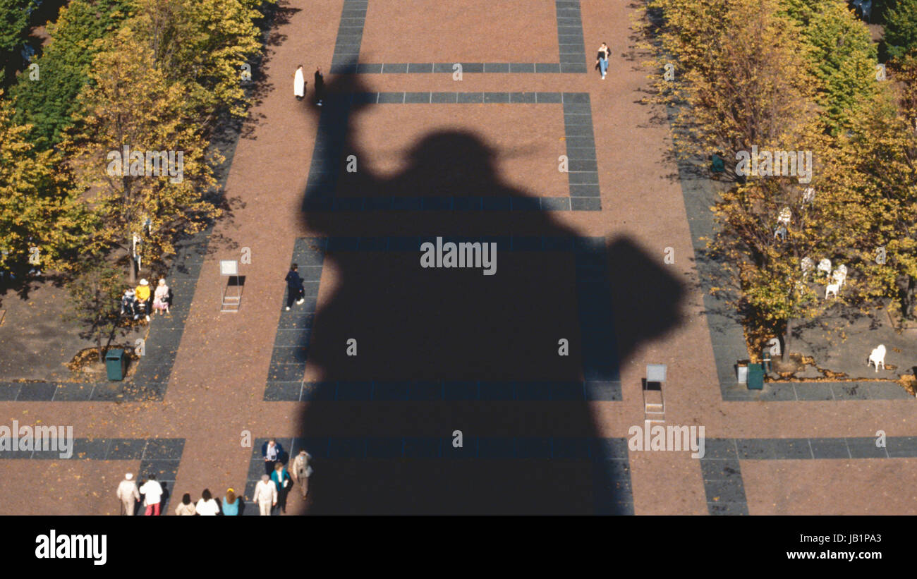 Liberty Island, NY - Oktober 1990: Die Besucher zu Fuß inmitten Schatten der Statue of Liberty und Herbstlaub Stockfoto