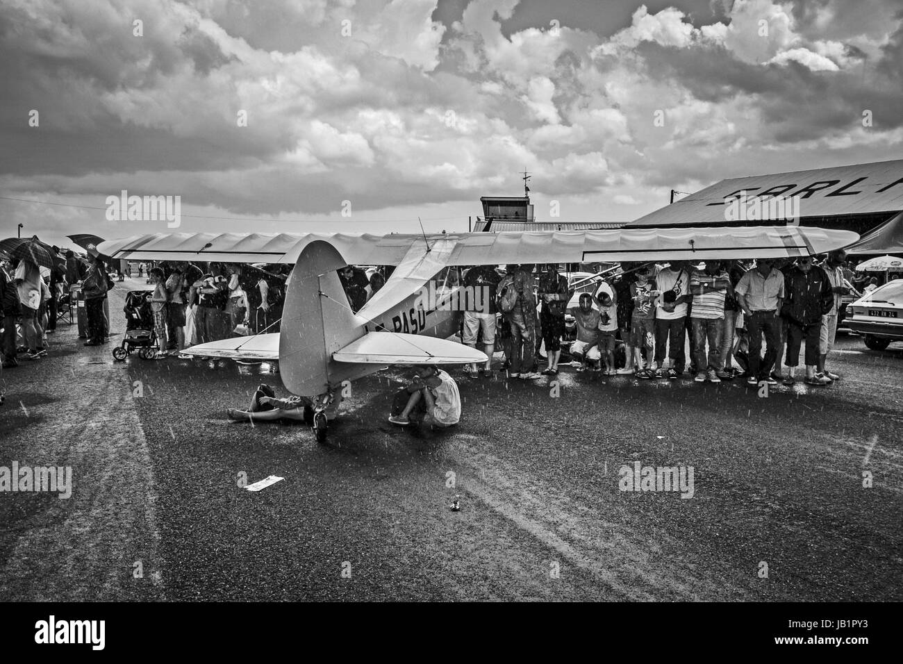 Flugzeuge MEETING SARLAT LA CADENA DORDOGNE Frankreich - Leute treffen unter den Winden ein altes PIPER-Flugzeug zu einem STARKREGEN © Frédéric BEAUMONT Stockfoto