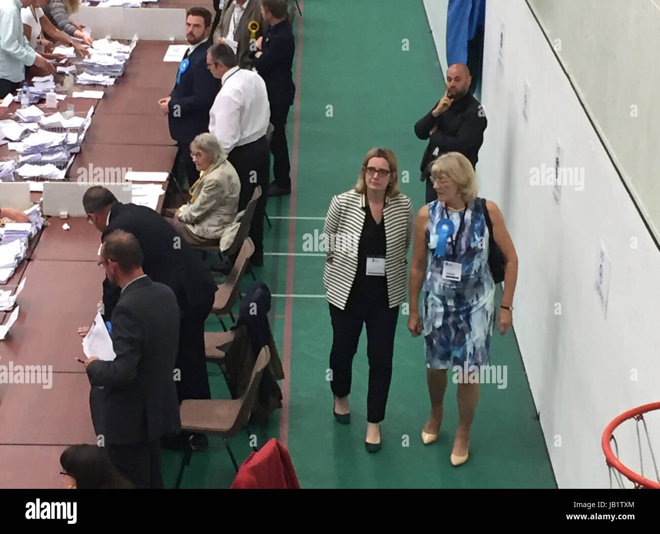 BESTE Qualität verfügbar Home Secretary Amber Rudd (Mitte) kommt bei der Parlamentswahl Zählung in Hastings. Stockfoto