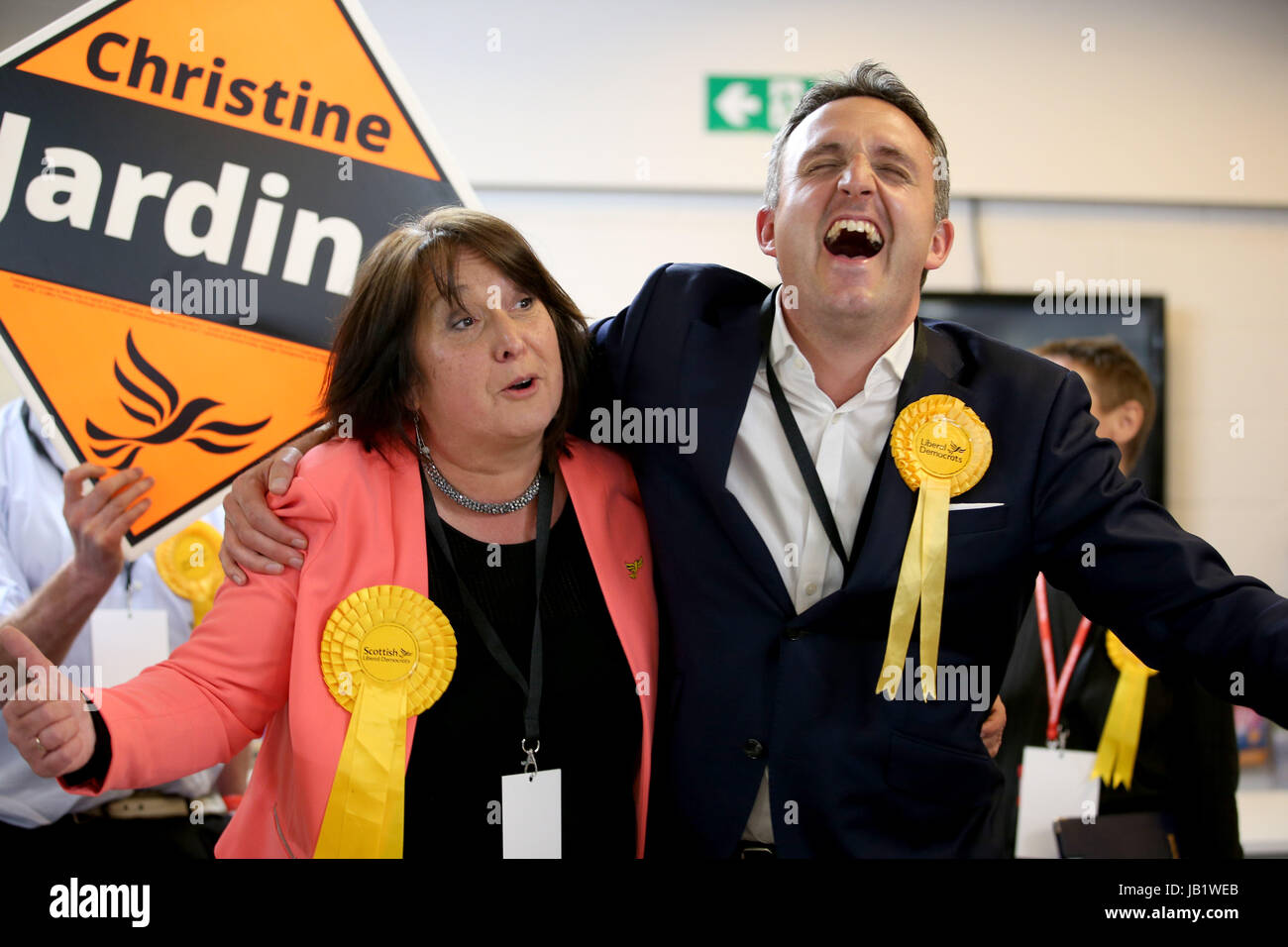 Schottischen Liberaldemokraten Kandidat für Edinburgh West Christine Jardine mit Alex Cole-Hamilton in Meadowbank Sports Centre in Edinburgh, als zählen ist für den allgemeinen Wahlen im Gange. Stockfoto