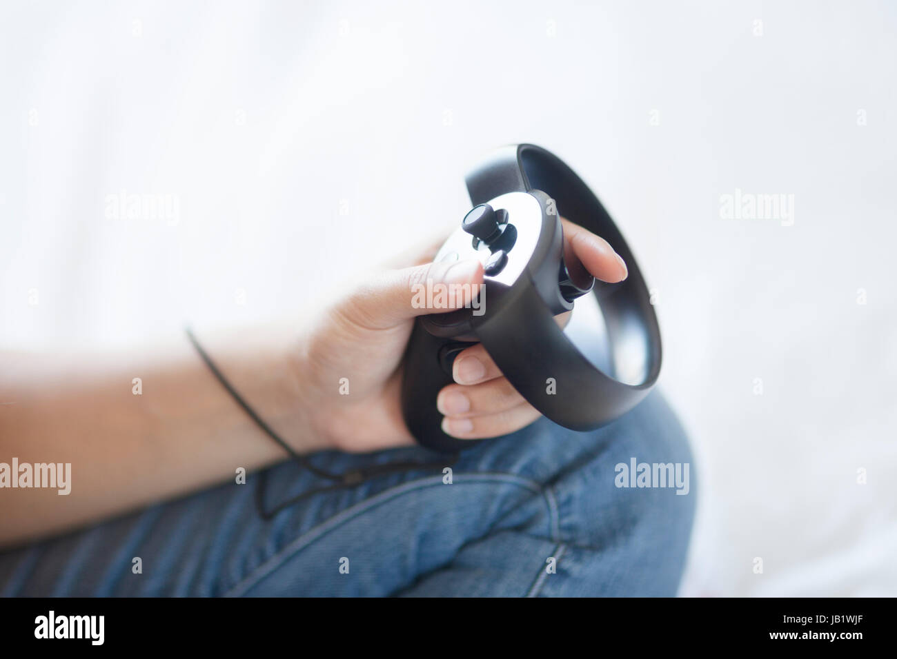 Junge asiatische Frau mit Virtual Reality headset Oculus Rift und demonstrieren, wie der Touch Control zu verwenden Stockfoto