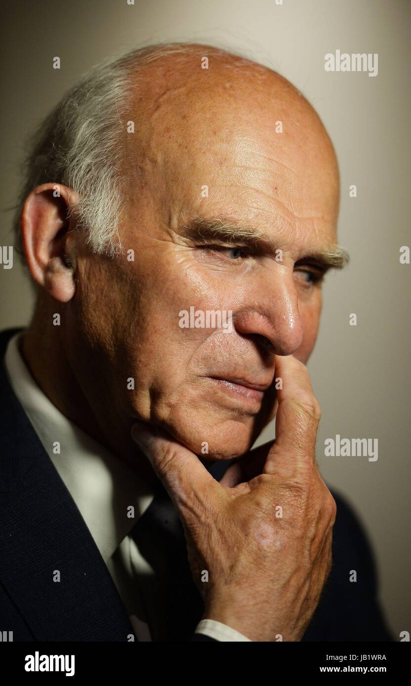 Sir Vince Cable spricht zu den Medien nach dem Sieg ist der Twickenham Sitz im Twickenham Rugby Stadion im Westen Londons, wie zählen im Gange für die allgemeine Wahl. Stockfoto