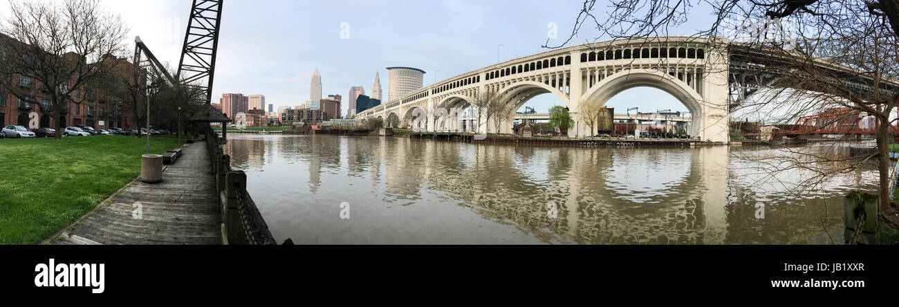 Lange Panorama am Fluss Innenstadt in Cleveland, Ohio Stockfoto