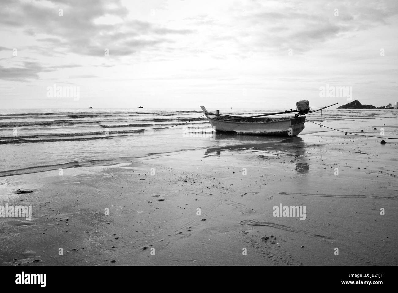 Altes Fischerboot am Strand landen. Schwarz und weiß. Stockfoto