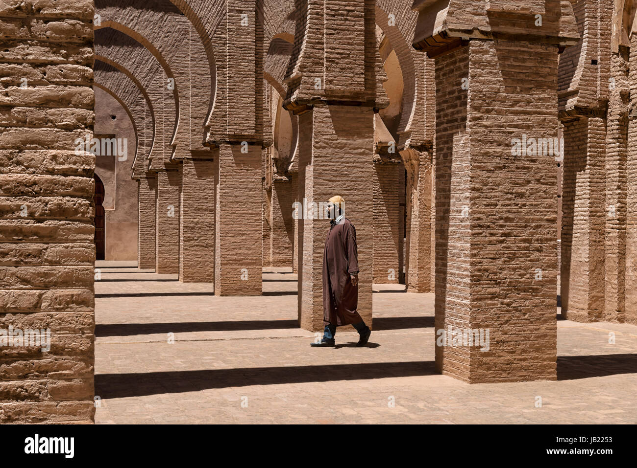 Traditioneller gekleideter Mann betritt die Moschee von Tinmal, Marokko. Stockfoto