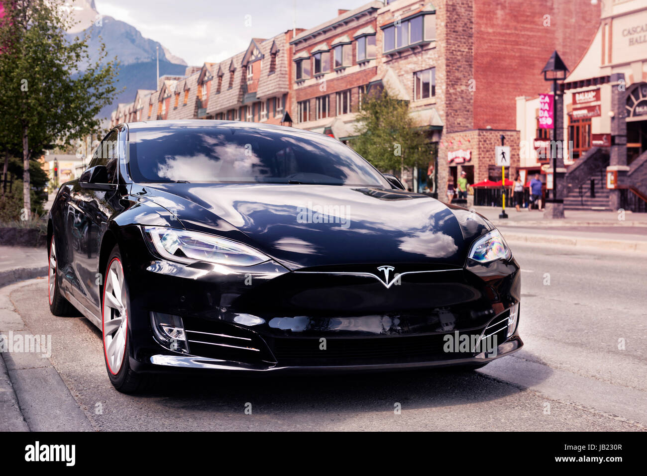 Führerschein und Ausdrucke unter MaximImages.com – Black 2017 Tesla Model S Luxus-Elektroauto parkt auf einer Straße in Banff, Alberta, Kanada. Stockfoto