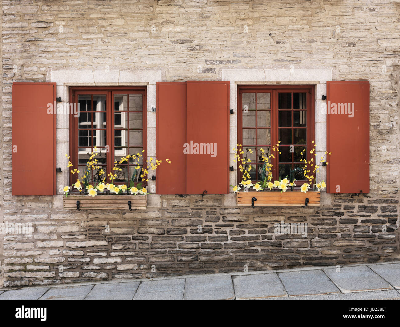 Nahaufnahme von Windows mit Blumen und Fensterläden eines historischen Hauses in Old Quebec City, architektonische Details. Quebec, Kanada. Ville de Québec. Stockfoto