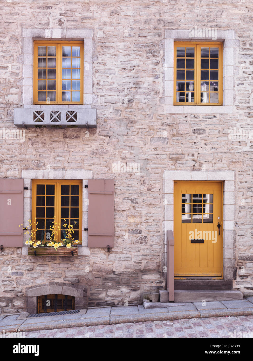 Tür und Fenster eines historischen Hauses in Old Quebec City, architektonische Details. Quebec, Kanada. Place Royale, Ville de Québec. Stockfoto