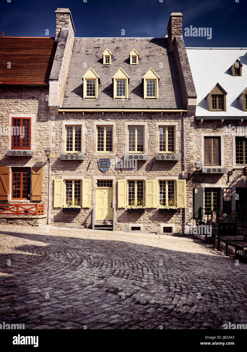 Lizenz verfügbar unter MaximImages.com - Historische Architektur des Galerie Place Royale Gebäudes am Royal Square an einem sonnigen Tag in der Altstadt von Québec Stockfoto
