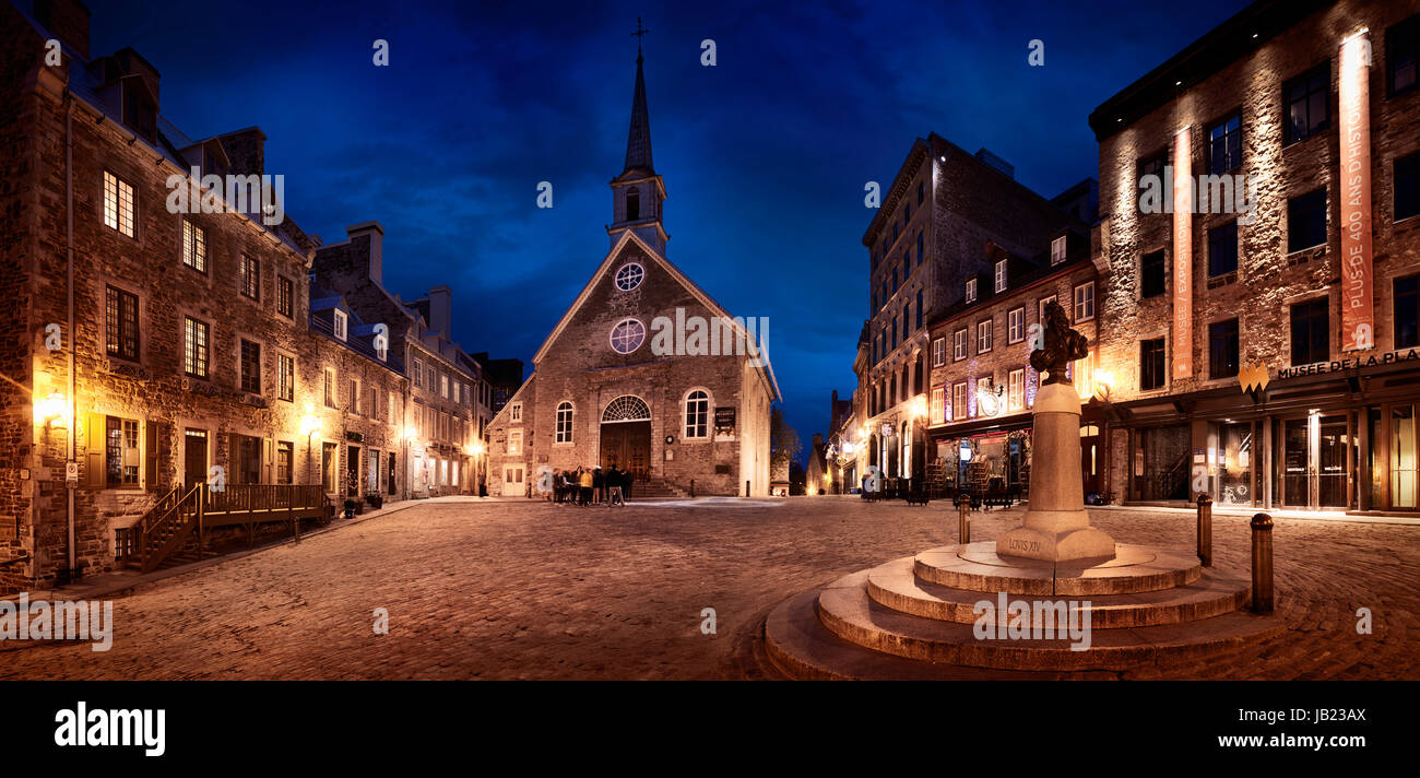 Lizenz verfügbar um MaximImages.com Uhr - nächtliches Panorama des Königsplatzes mit der Kirche Notre-Dame-des-Victoires und der Statue von Ludwig XIV. In der Altstadt von Quebec Stockfoto
