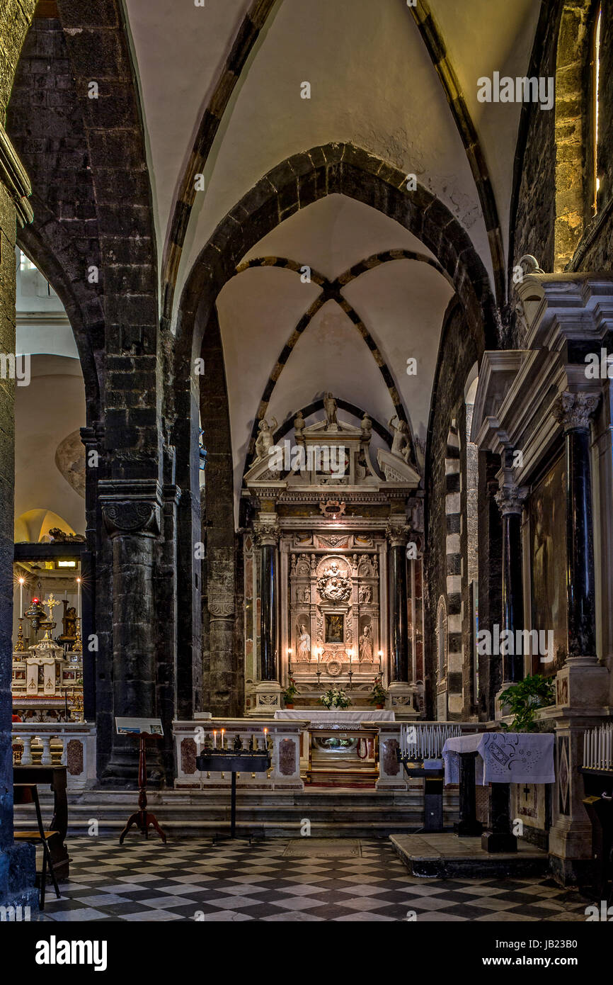 Italien Ligurien Portovenere - St. Lorenzo Basilika (Madonna Bianca Sanctuary) - Interieur - linken Seitenschiff - Kapelle und Altar mit weißen madonna Stockfoto