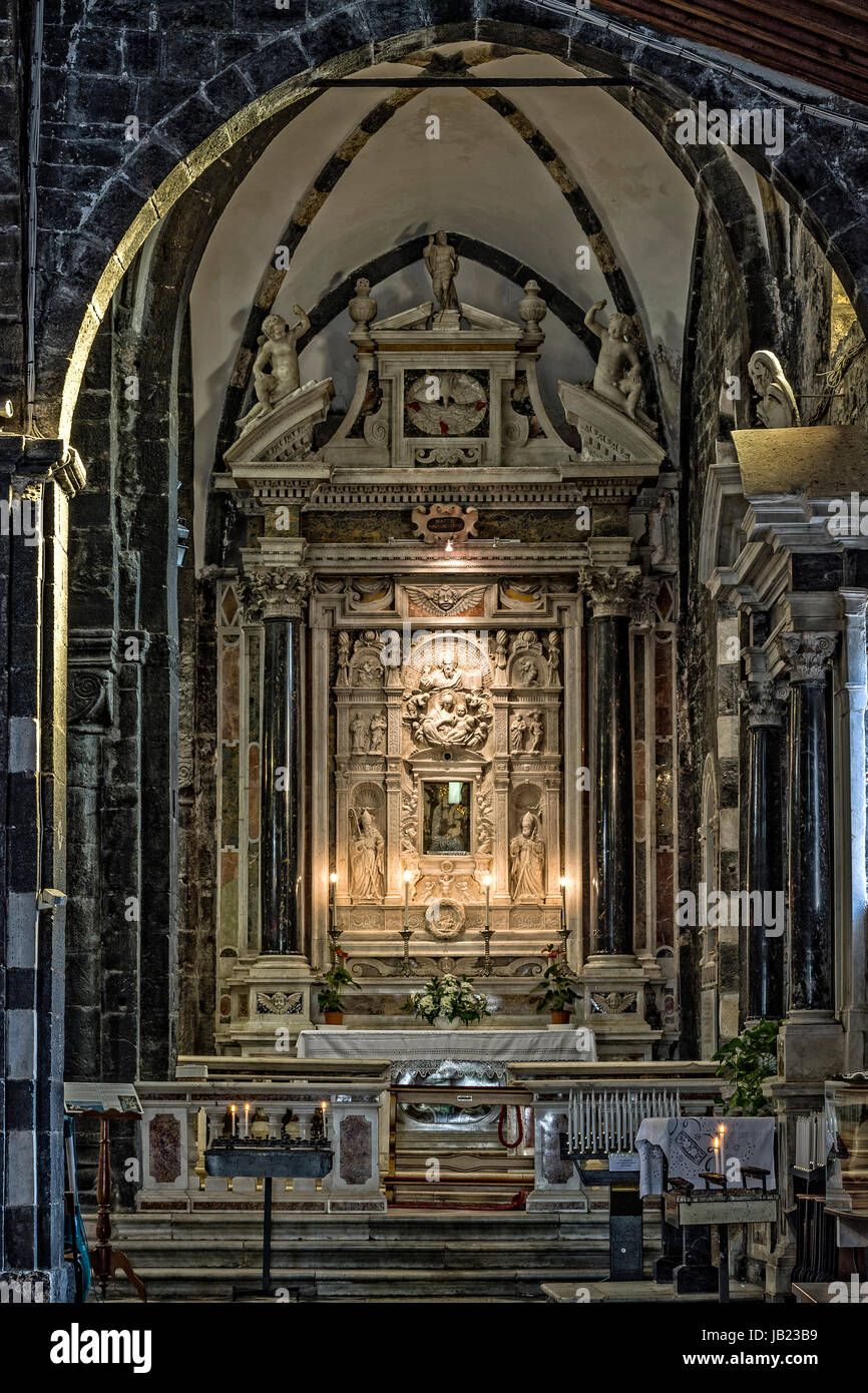 Italien Ligurien Portovenere - St. Lorenzo Basilika (Madonna Bianca Sanctuary) - Interieur - linken Seitenschiff - Kapelle und Altar mit weißen madonna Stockfoto