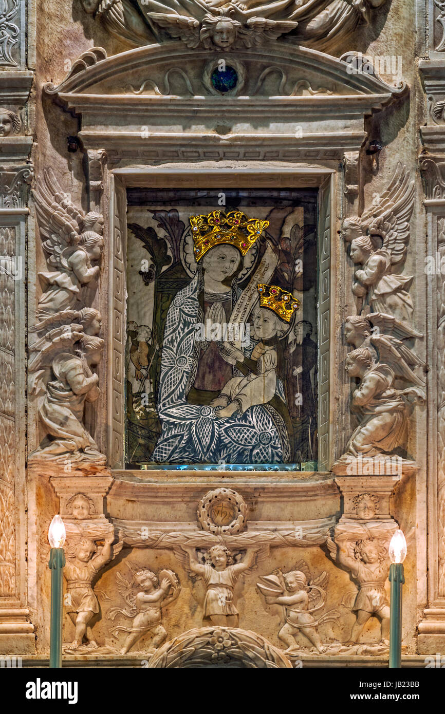 Italien Ligurien Portovenere - St. Lorenzo Basilika (Madonna Bianca Sanctuary) - Interieur - linken Seitenschiff - Kapelle und Altar mit weißen madonna Stockfoto
