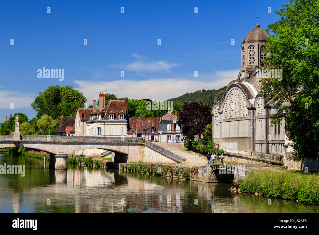 Frankreich, Nièvre (58), Clamecy, Église Notre-Dame-de-Bethléem et Pont Sur Yonne / / Frankreich, Nièvre, Clamecy Flusses Yonne, richtige Notre-Dame de Bethl Stockfoto