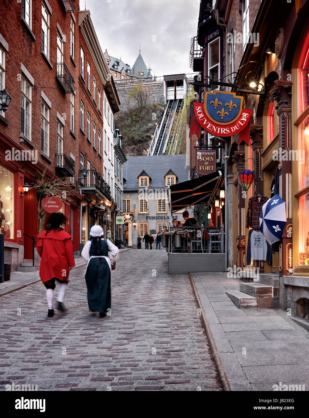 Führerschein erhältlich unter MaximImages.com - zwei Personen in mittelalterlichen Kostümen auf der Rue Sous Le Fort Street in der Altstadt von Québec mit Seilbahn in der Stockfoto