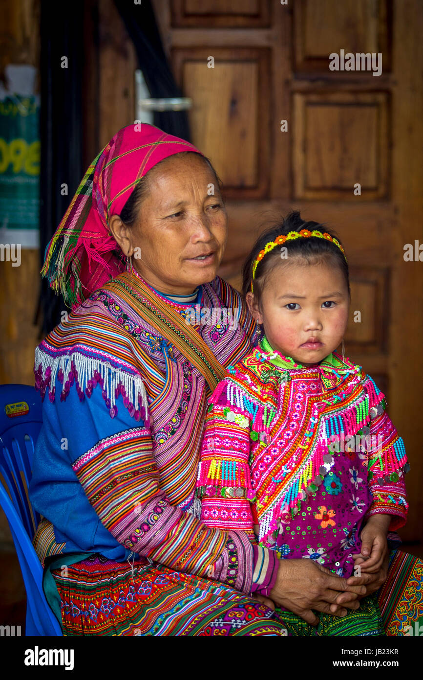 Bergvolk vietnamesische Mutter und ihre kleine Tochter in ihren traditionellen Kleidern - nordwestlich von Viet Nam - Xin Mann - Ha Giang Provinz Stockfoto