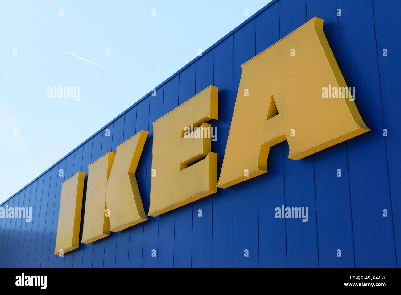 Krakau, Polen - 3. Juni 2017: Zeichen eines IKEA-Marktes auf der Vorderseite des Speichers in einem sonnigen Tag. IKEA ist eine multinationale Möbelfirma, die Sterne Stockfoto