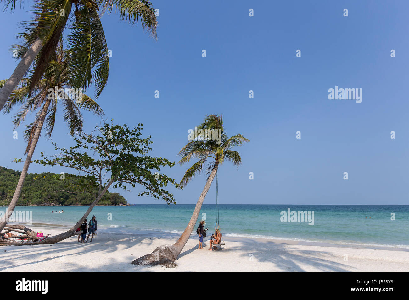 Sommerurlaub in Phu Quoc Insel White sand Strand Kokospalmen / Palm Bäume klaren blauen Himmel Stockfoto