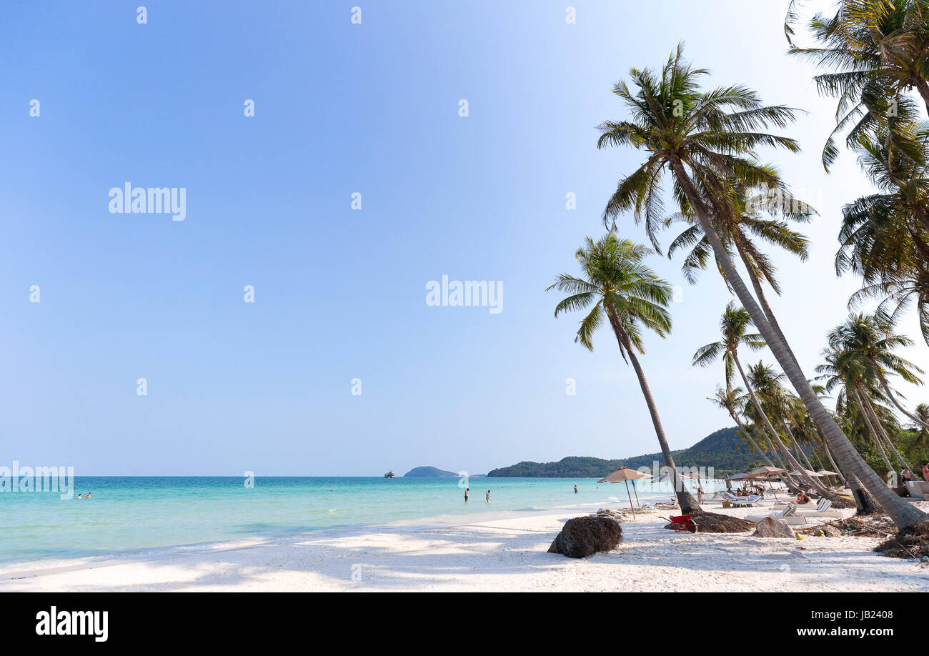 Sommerurlaub in Phu Quoc Insel White sand Strand Kokospalmen / Palm Bäume klaren blauen Himmel Stockfoto