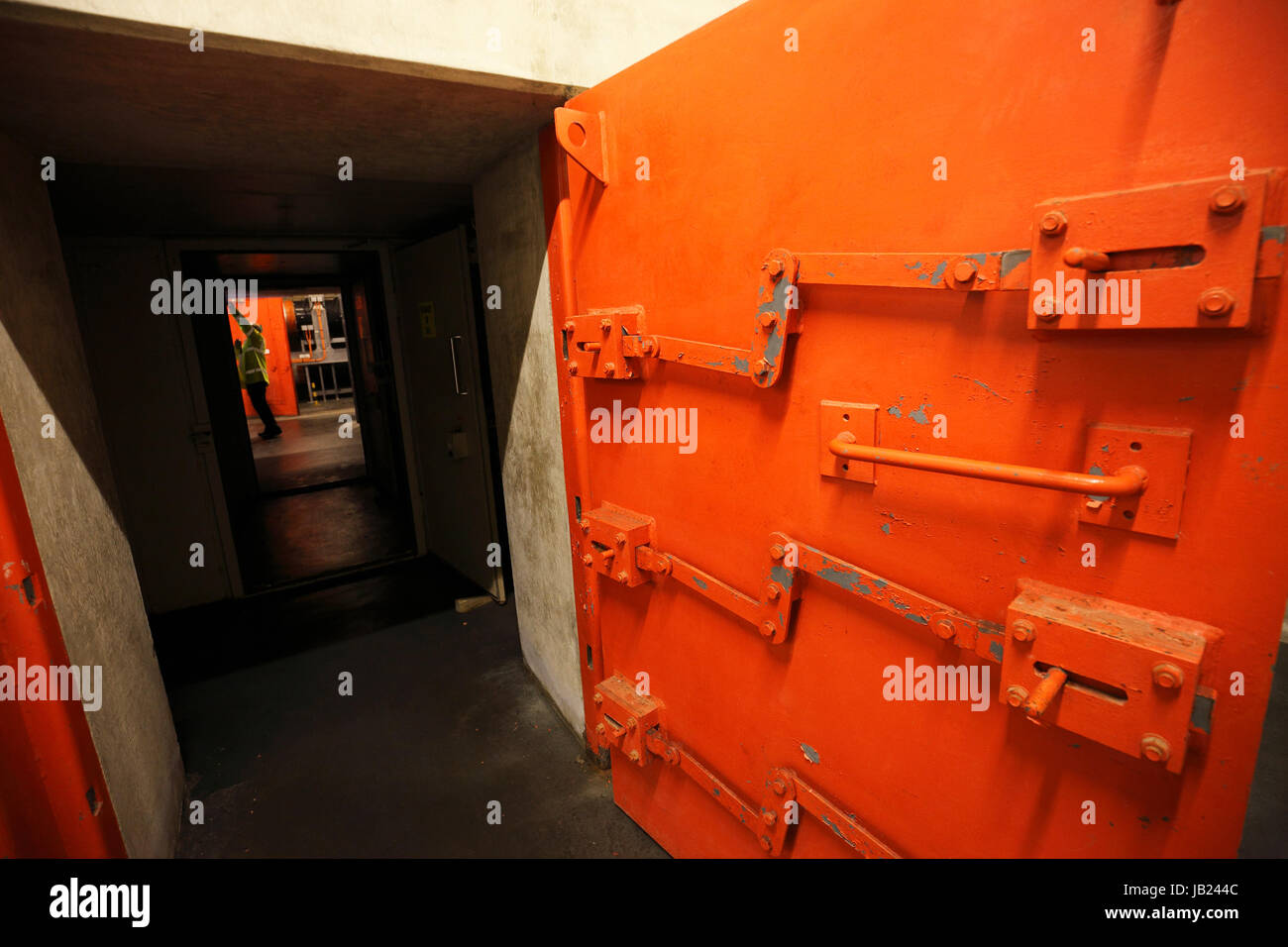 Rot Metall Brandschutztür in den unterirdischen Atombunker an RAF Neatishead. Stockfoto
