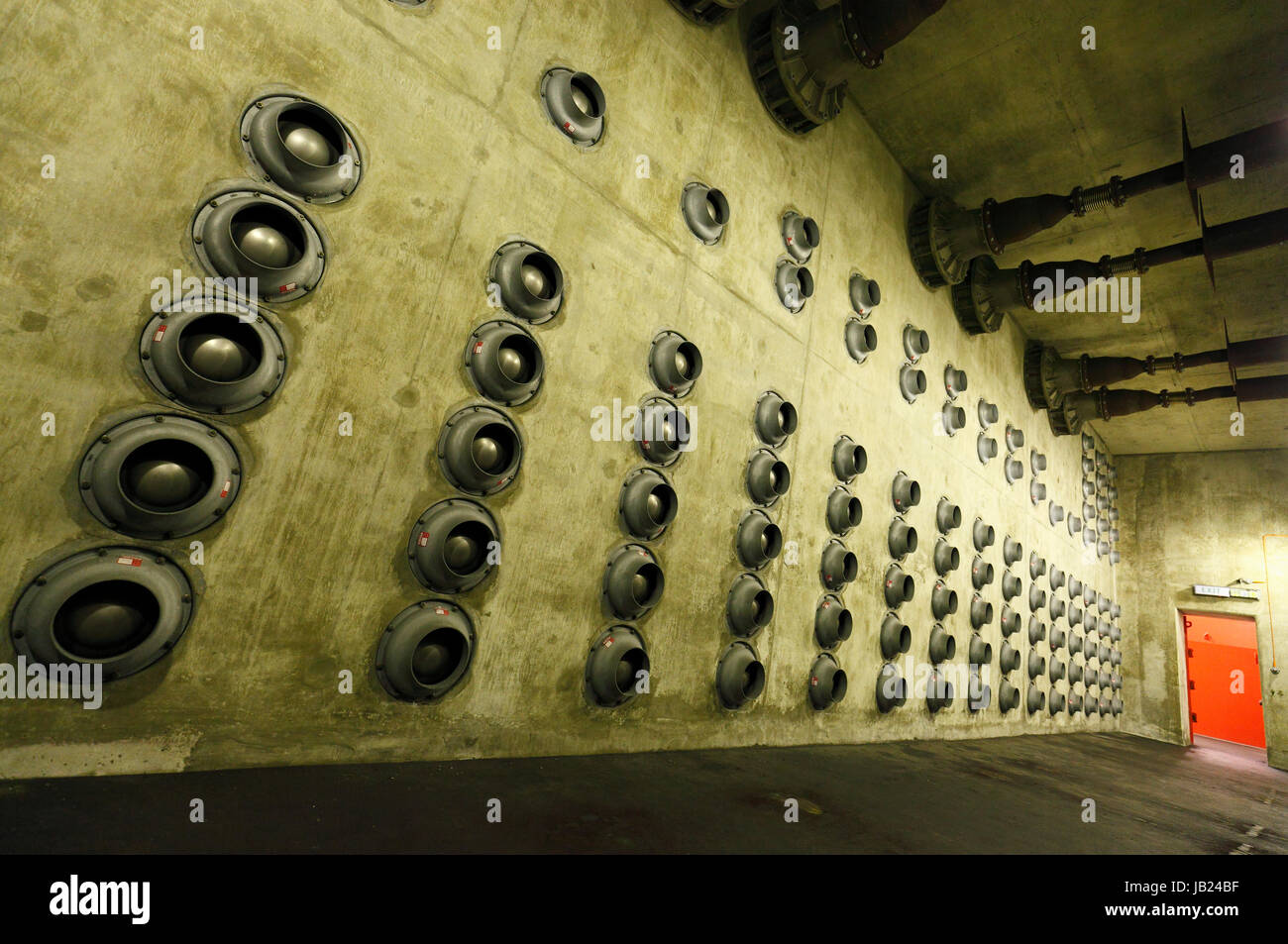 Löcher in eine Betonwand in der unterirdischen Atombunker an RAF Neatishead, Norfolk, Großbritannien. Stockfoto
