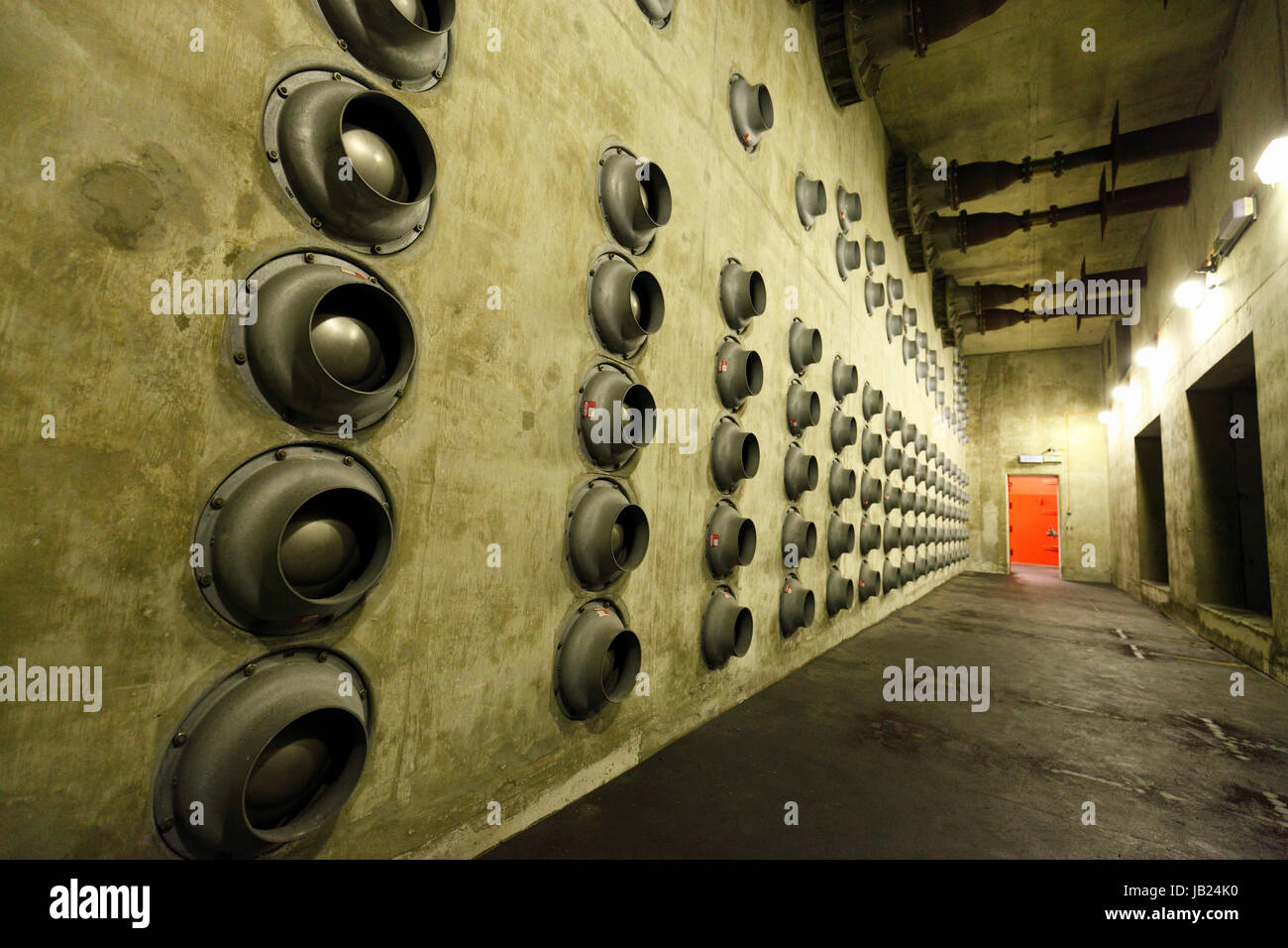 Löcher in eine Betonwand in der unterirdischen Atombunker an RAF Neatishead, Norfolk, Großbritannien. Stockfoto