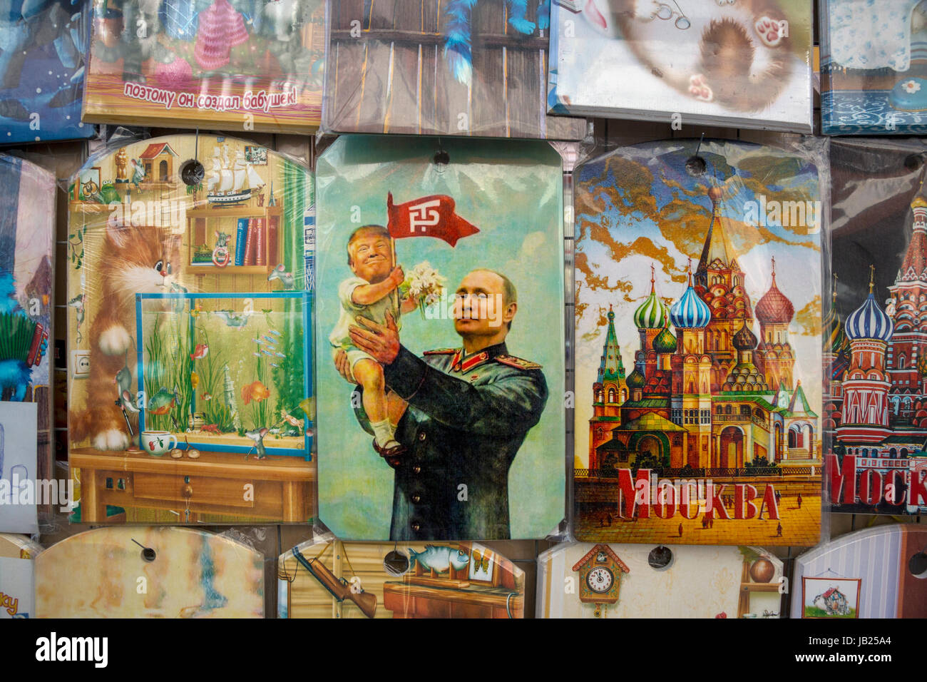 Souvenir-Produkte mit einem Porträt des Präsidenten Putin und Trump verkauft in Arbat-Straße in Moskau, Zentralrussland Stockfoto