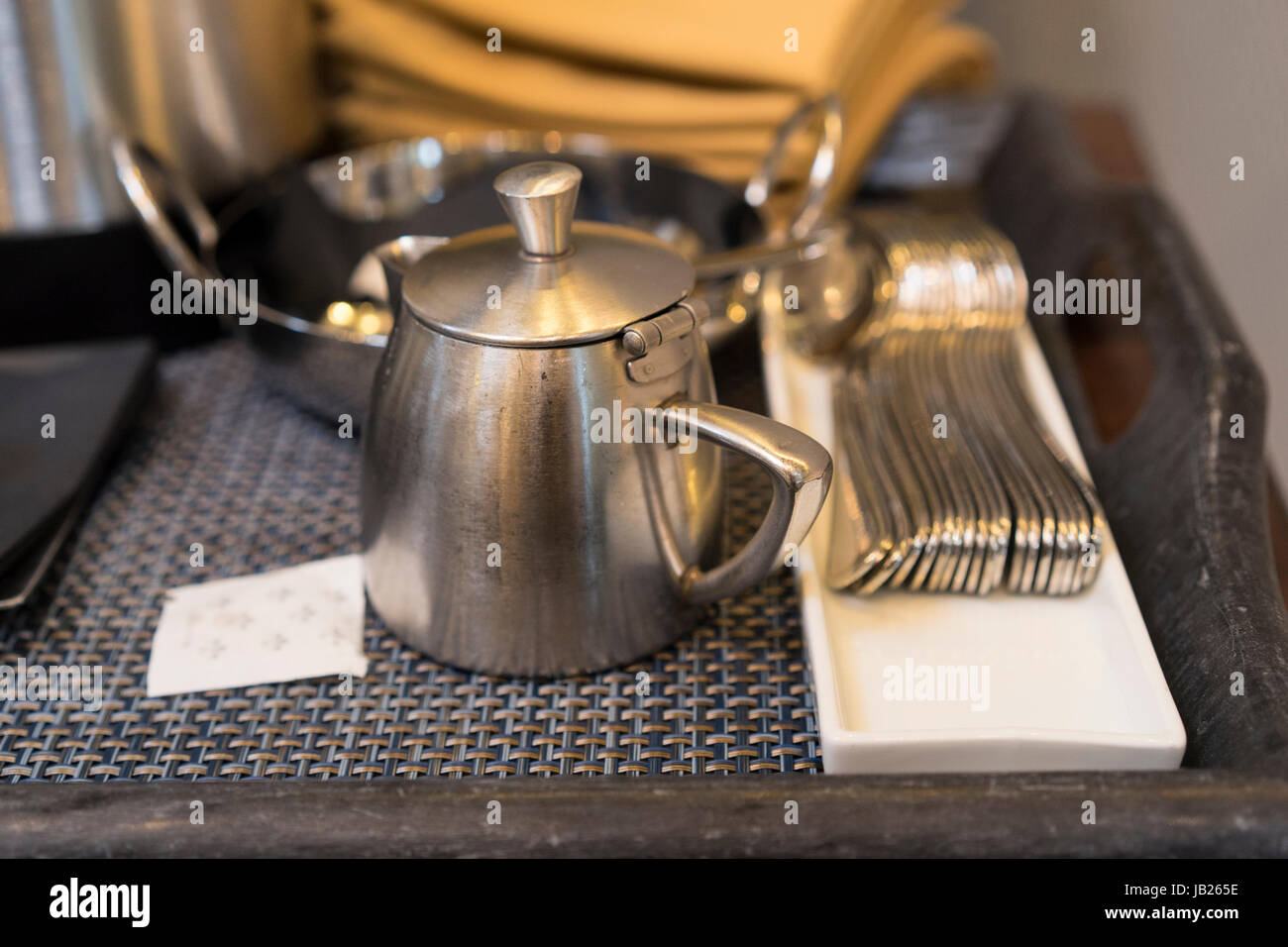 Kaffee- und Teekannen mit Löffel und Servietten Stockfoto