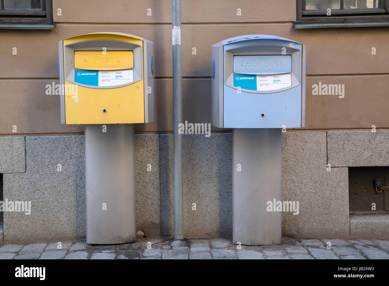 Gelbe und blaue Briefkästen, Stockholm; Schweden; Europa Stockfotografie -  Alamy