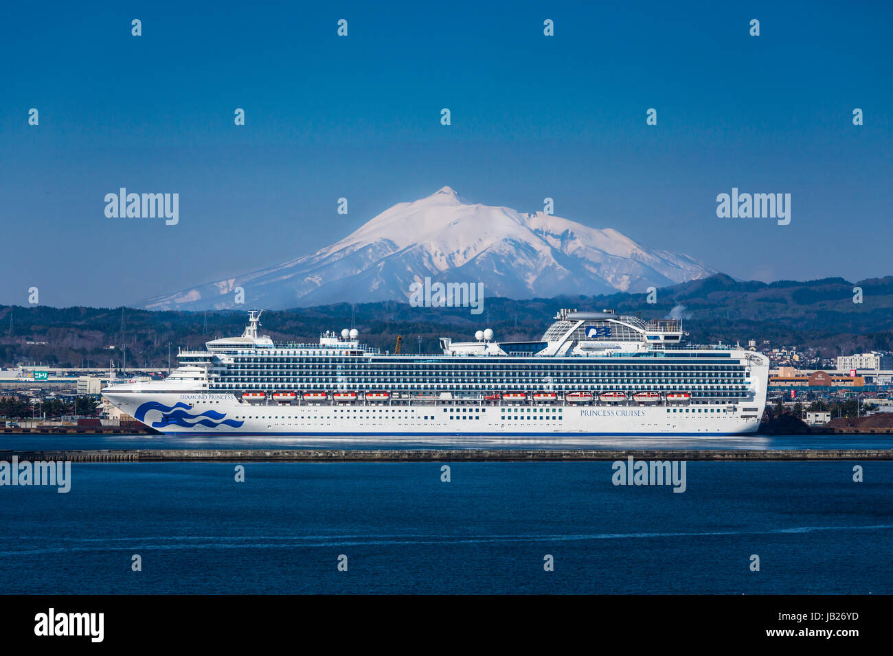 Die Diamond Princess cruise Schiff und Mt. Iwaki in Port Aomori, Nord-Japan, Tōhoku-Region. Stockfoto