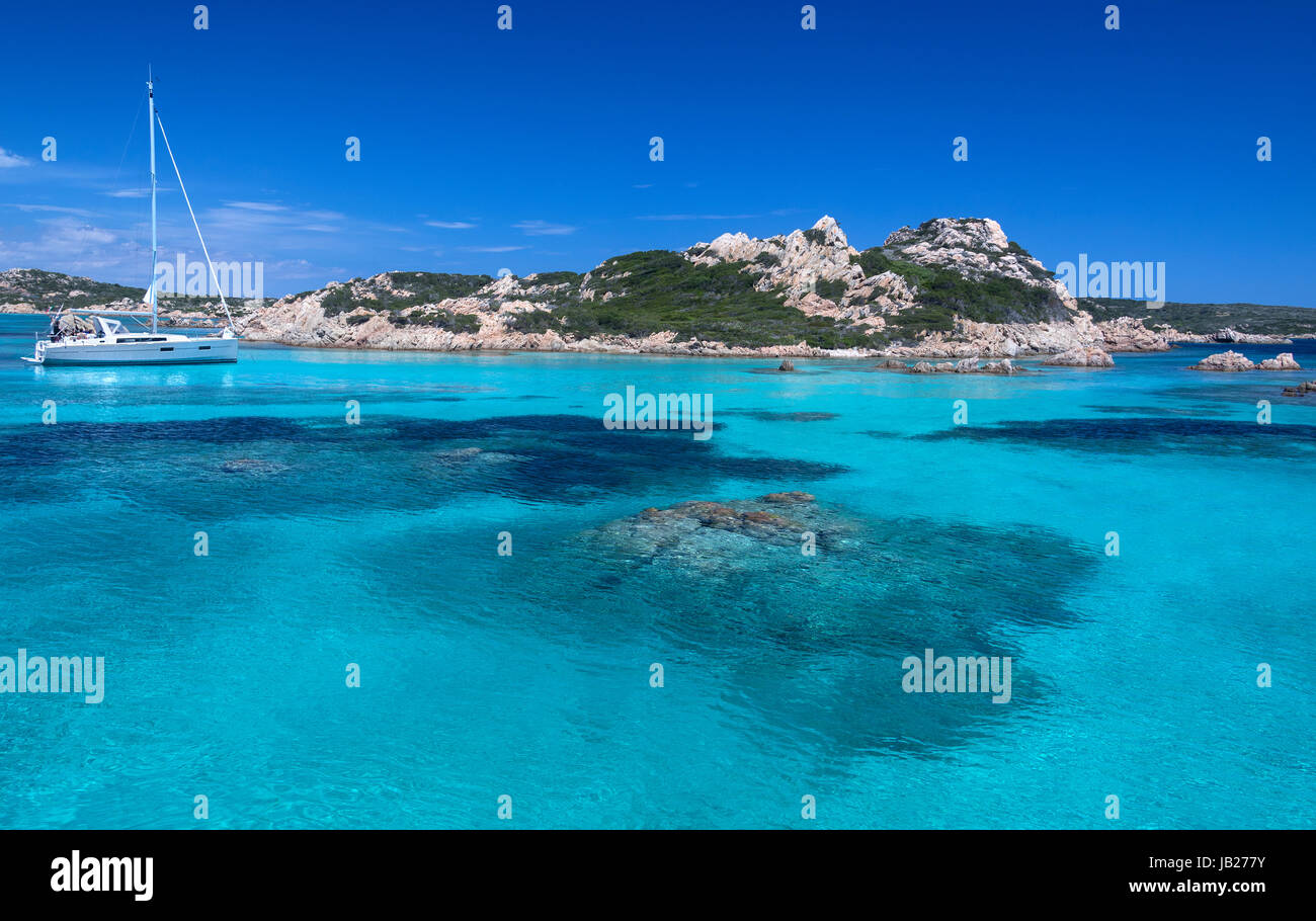 Das Maddalena-Archipel - eine Gruppe von Inseln in der Straße von Bonifacio zwischen Korsika (Frankreich) und Nord-Ost-Sardinien (Italien). Stockfoto