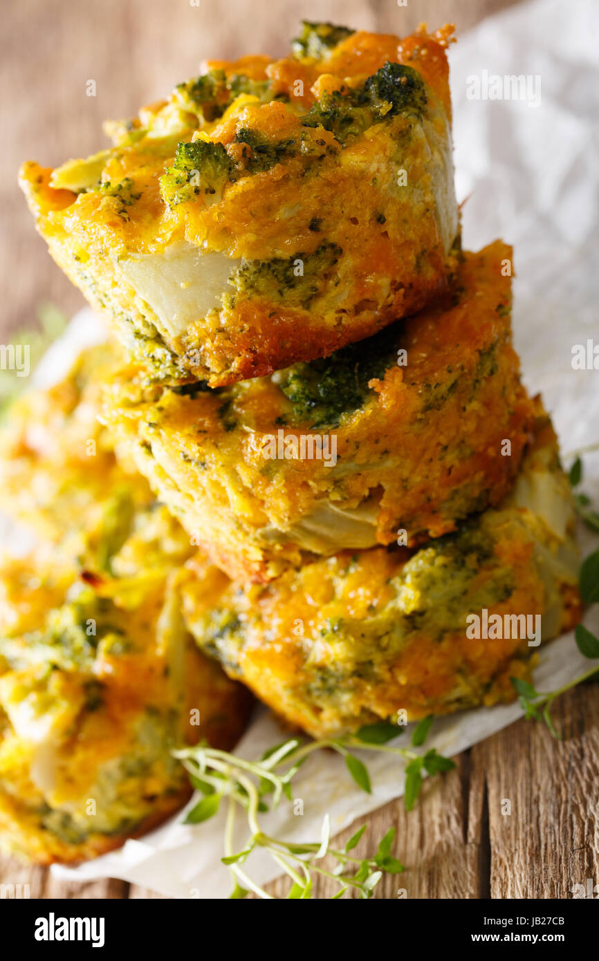 Herzhaften und leckeren Vorspeise: Brokkoli Muffins mit Käse-Makro auf dem Tisch. vertikale Stockfoto