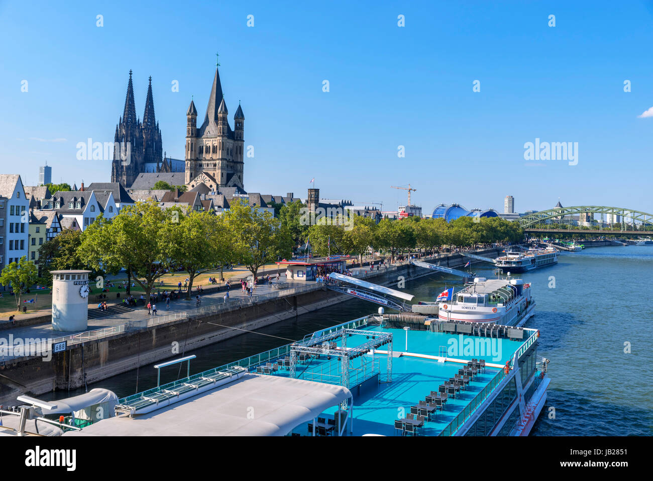 Rhein, Groß St. Martin Kirche (Groß Sankt Martin) & Kölner Dom von der Deutzer Brücke, mit Flusskreuzfahrt Boot vor, Köln, Deutschland Stockfoto