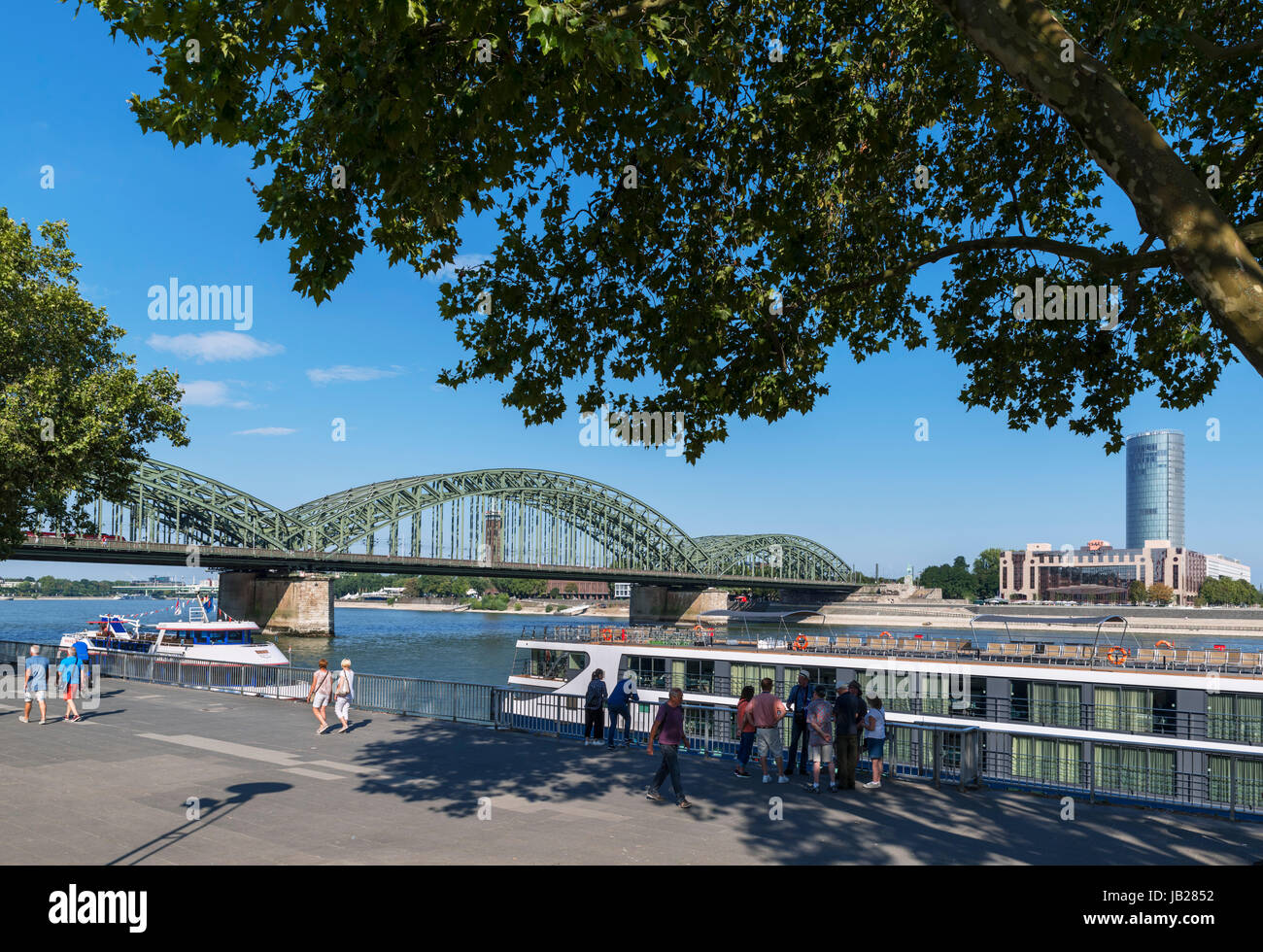 Rhein und Hohenzollernbrücke (Hohenzollernbrücke), Köln, Deutschland Stockfoto