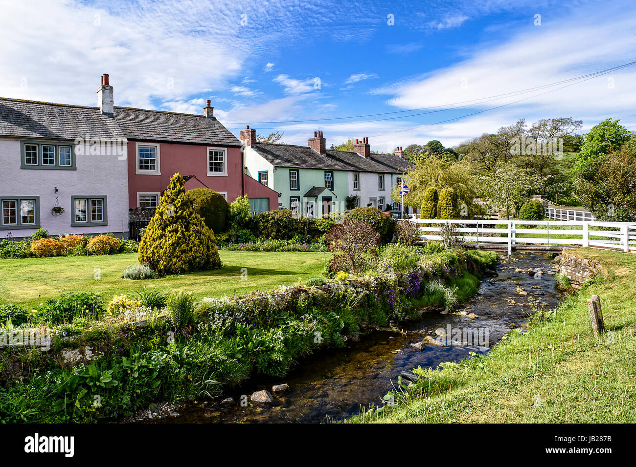 Malerisch bunten Häusern von der Beck in Ullswater, Cumbria Stockfoto