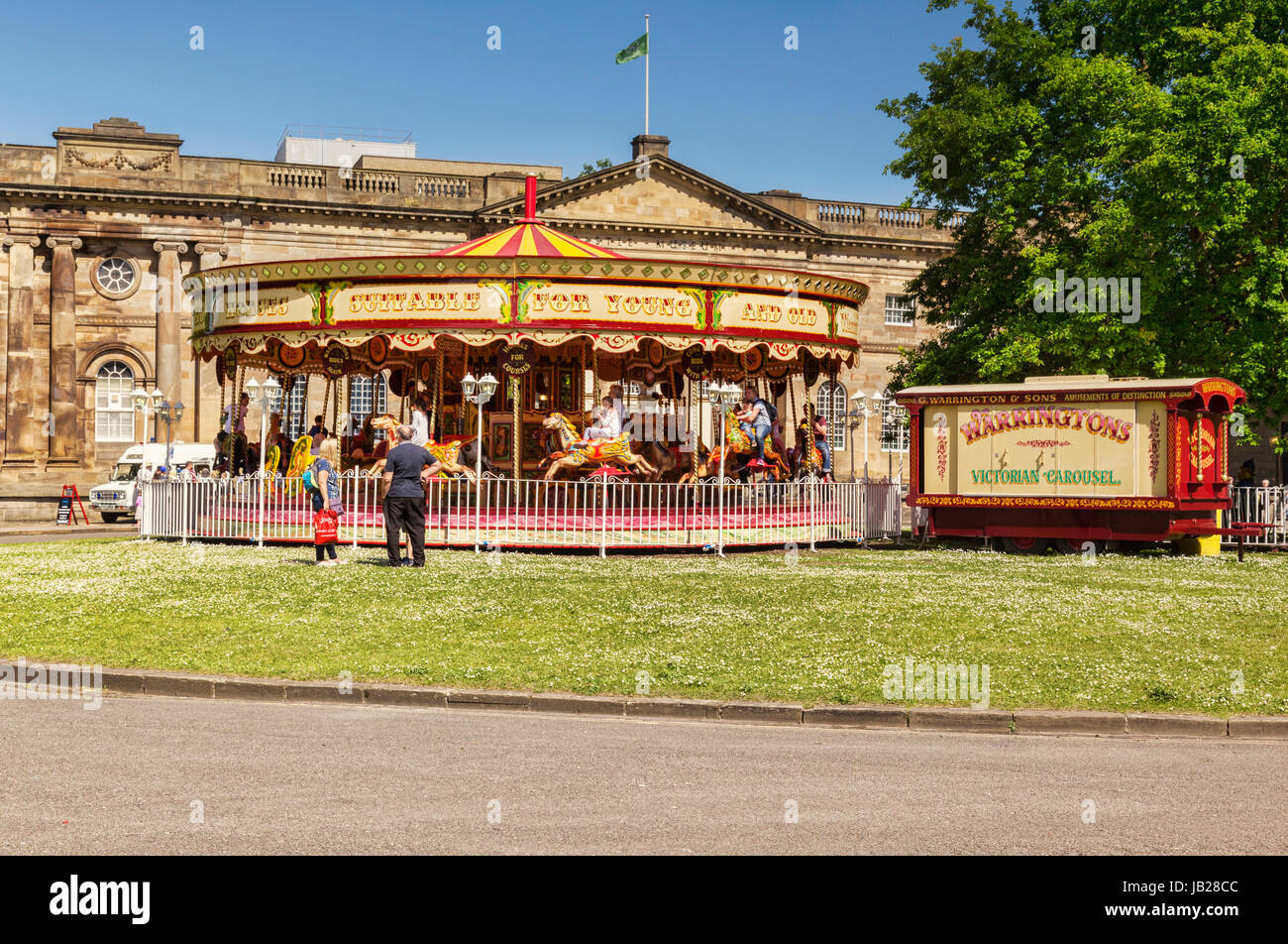 31. Mai 2017: York, North Yorkshire, England, UK - A Victorian Karussell auf dem Rasen vor dem Schloss-Museum. Stockfoto