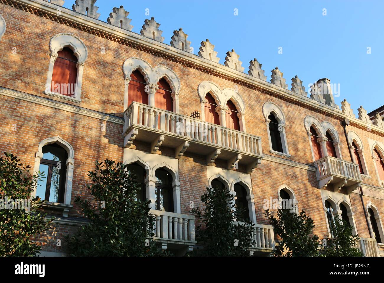 Art-Déco-Gebäude direkt am Strand, auf der Insel Lido di Venezia. In der Nähe von Venedig, Italien, Europa. Stockfoto