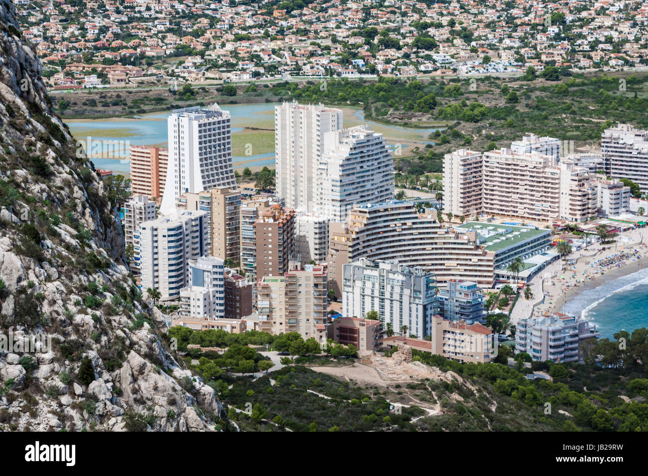 Mediterranean Resort Calpe, Spanien mit Lagune Las Salinas und Hotelbauten Stockfoto