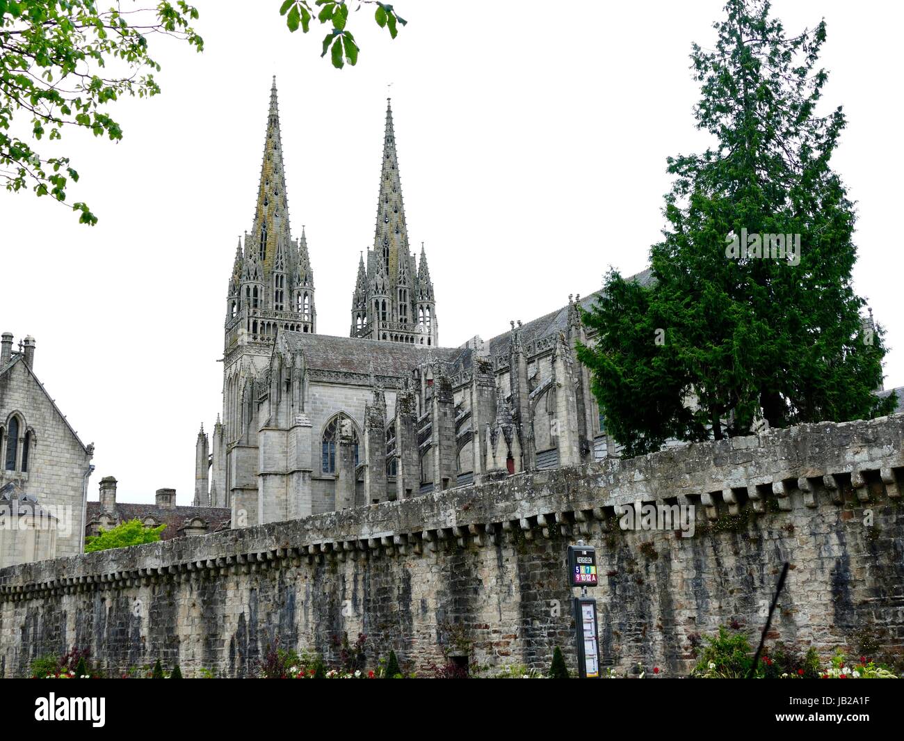 Saint-Corentin Kathedrale, Südfassade in alten Mauern gesehen. Quimper, Frankreich. Stockfoto