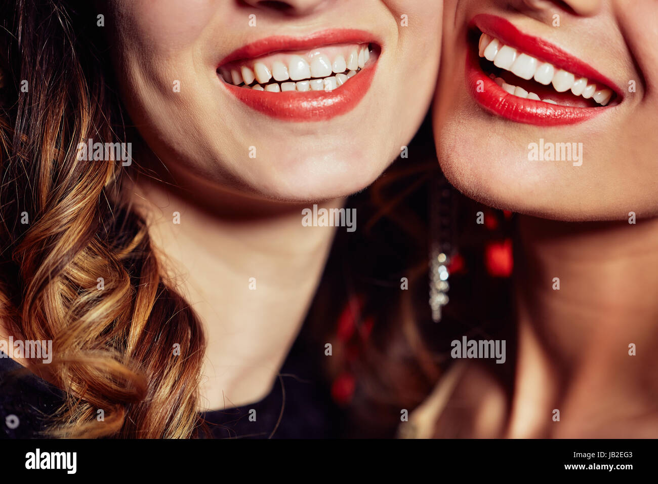 Schillernde Lächeln der jungen Frauen Stockfoto