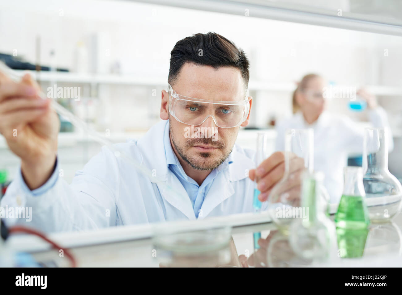 Bio-Chemiker im Labor arbeitet konzentriert Stockfoto