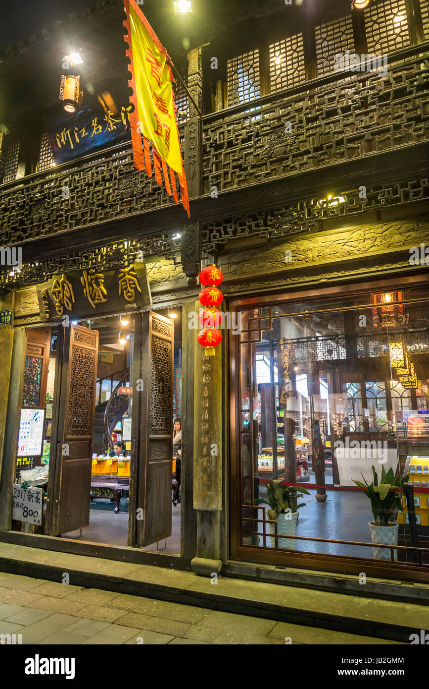 Qinghefang alte Straße, eine belebte Fußgängerzone Straße voller Geschäfte, Imbiss-Stände und Souvenirläden, Altstadt, Hangzhou, Zhejiang Provinz, China Stockfoto