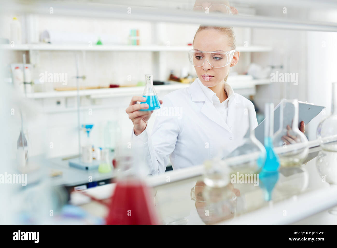 Forscherin hält Reagenzglas im Labor Stockfoto
