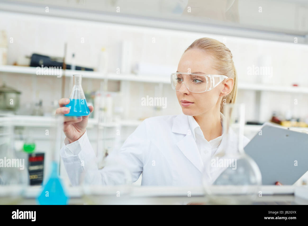 Weiblichen Chemiker arbeiten zur Forschung im modernen Labor Stockfoto