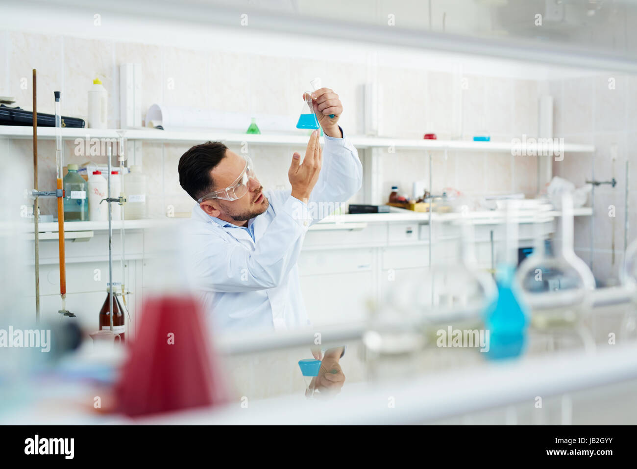 Wissenschaftler arbeiten im Labor mit Reagenzgläsern Stockfoto