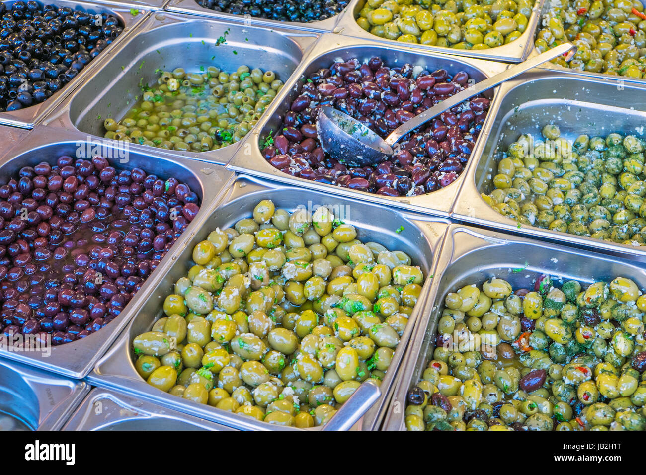 verschiedene Sorten von Oliven auf einem Markt Stockfoto