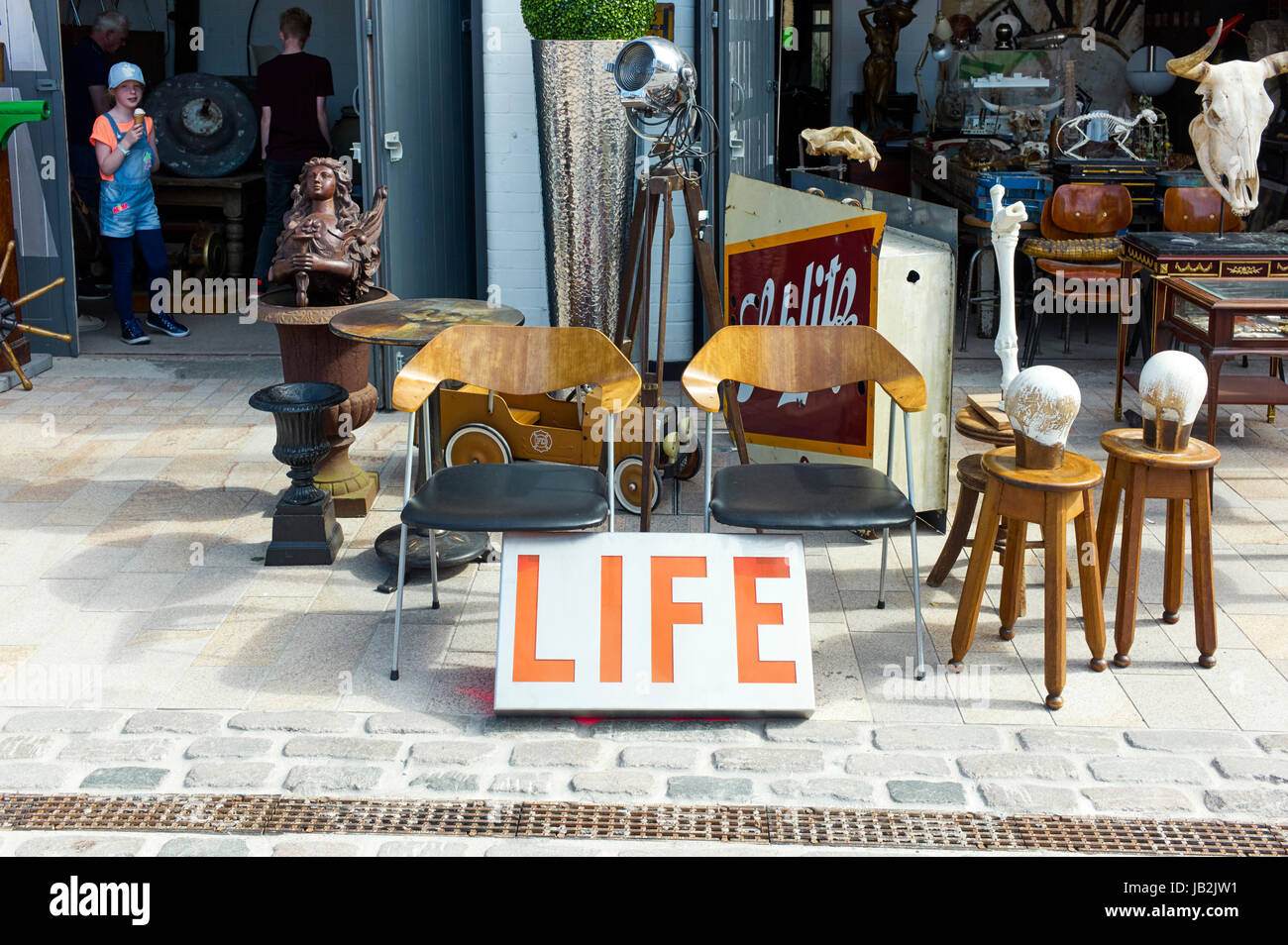 Antiquitäten auf Bürgersteig in Humber Street Shop, Rumpf Stockfoto